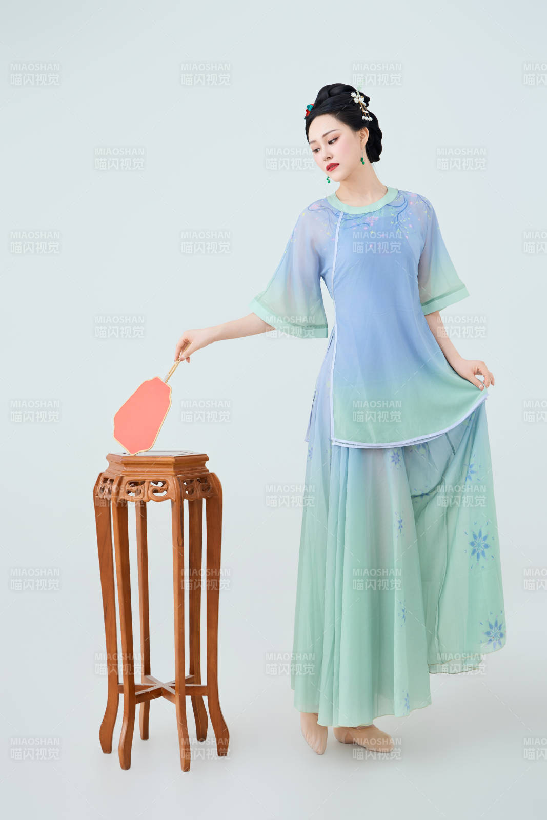 穿着中式古典服饰表演古典舞的美丽舞者图片