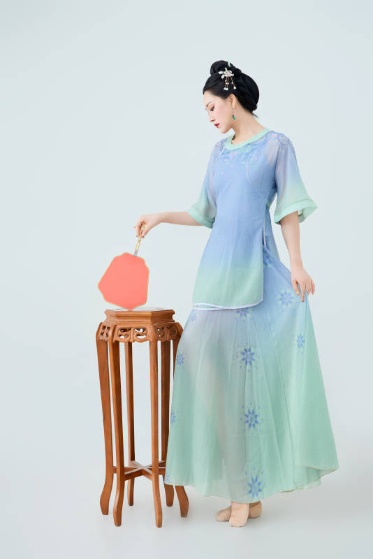 穿着中式古典服饰表演古典舞的美丽舞者图片