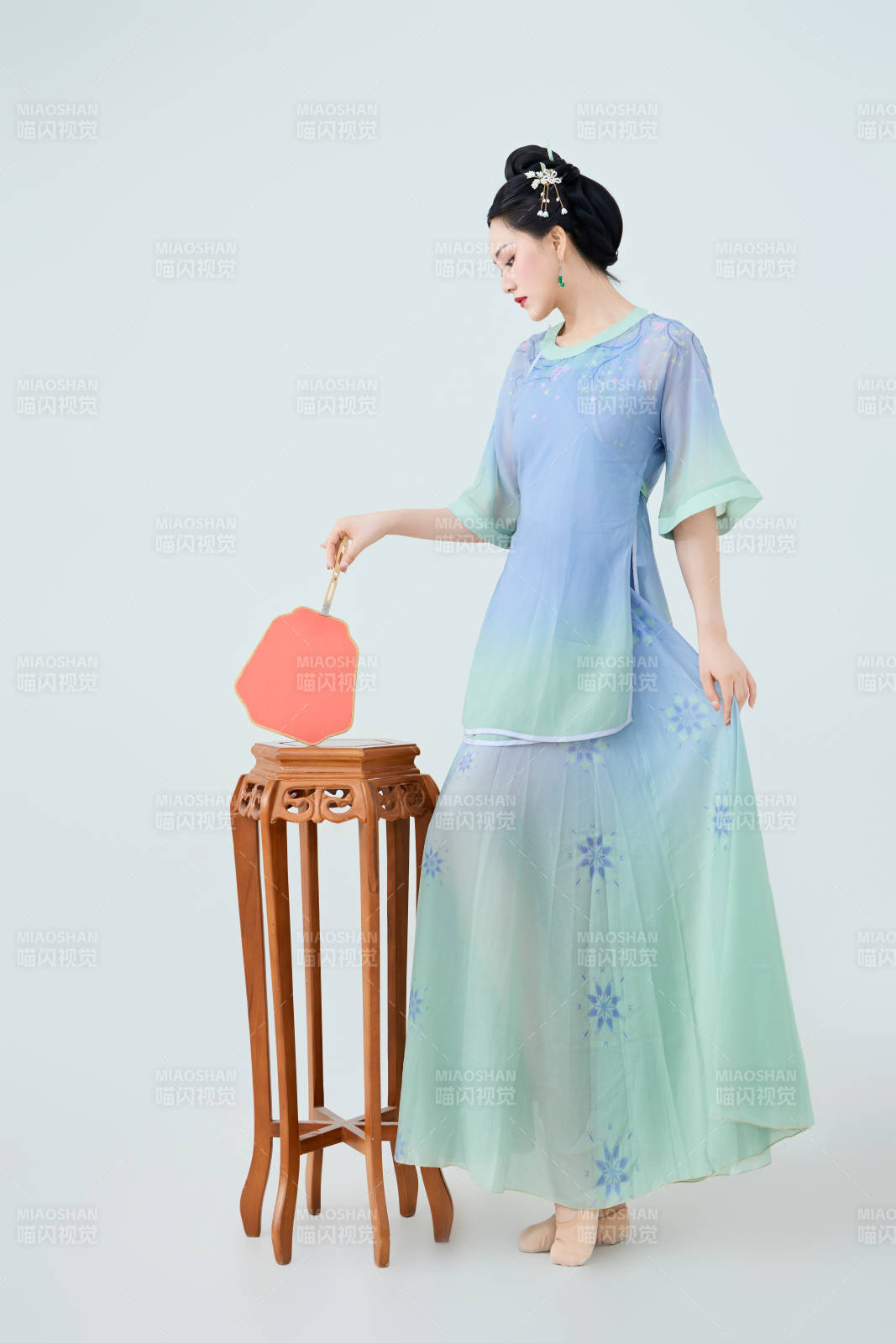 穿着中式古典服饰表演古典舞的美丽舞者图片