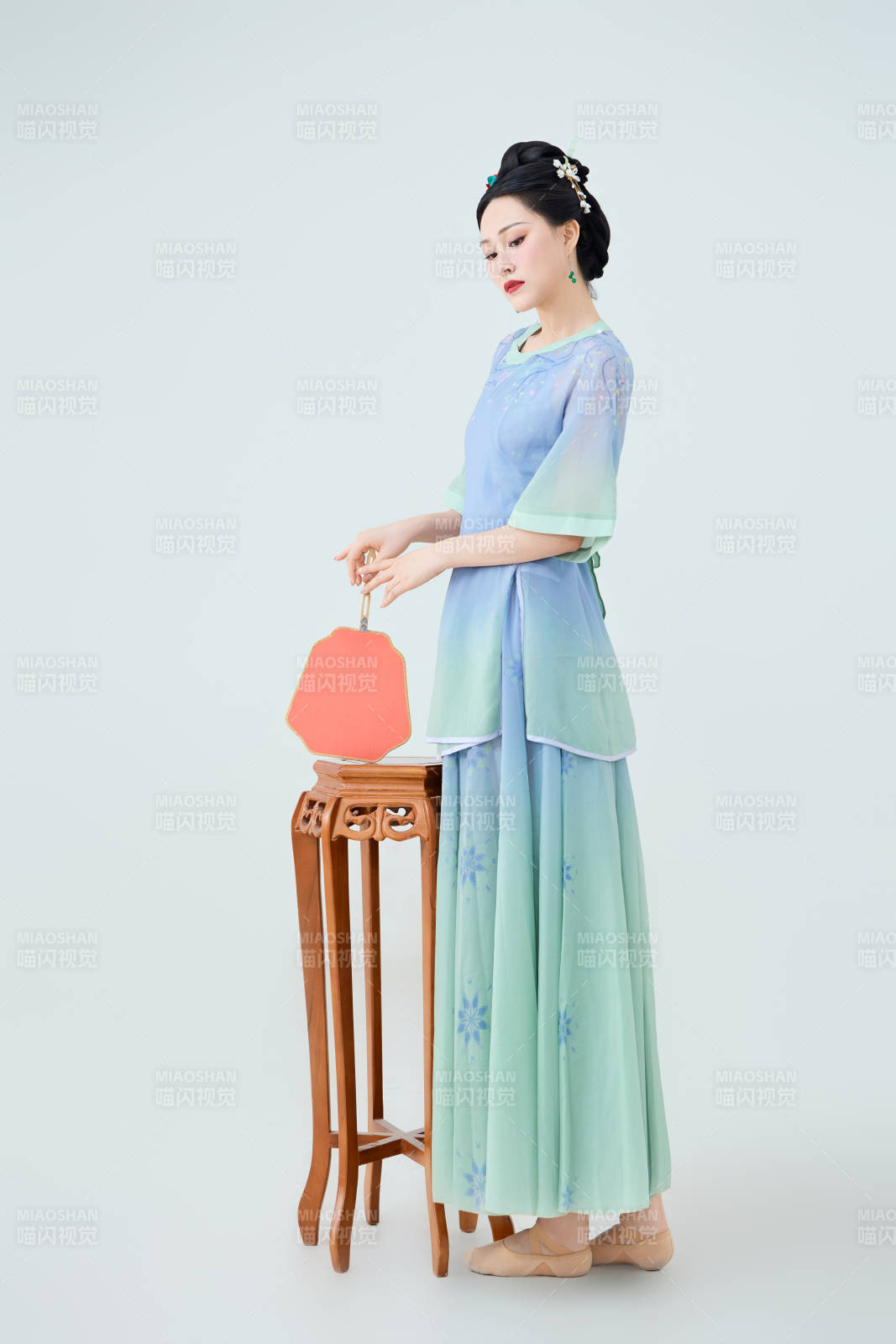 穿着中式古典服饰表演古典舞的美丽舞者图片