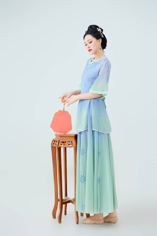 穿着中式古典服饰表演古典舞的美丽舞者图片