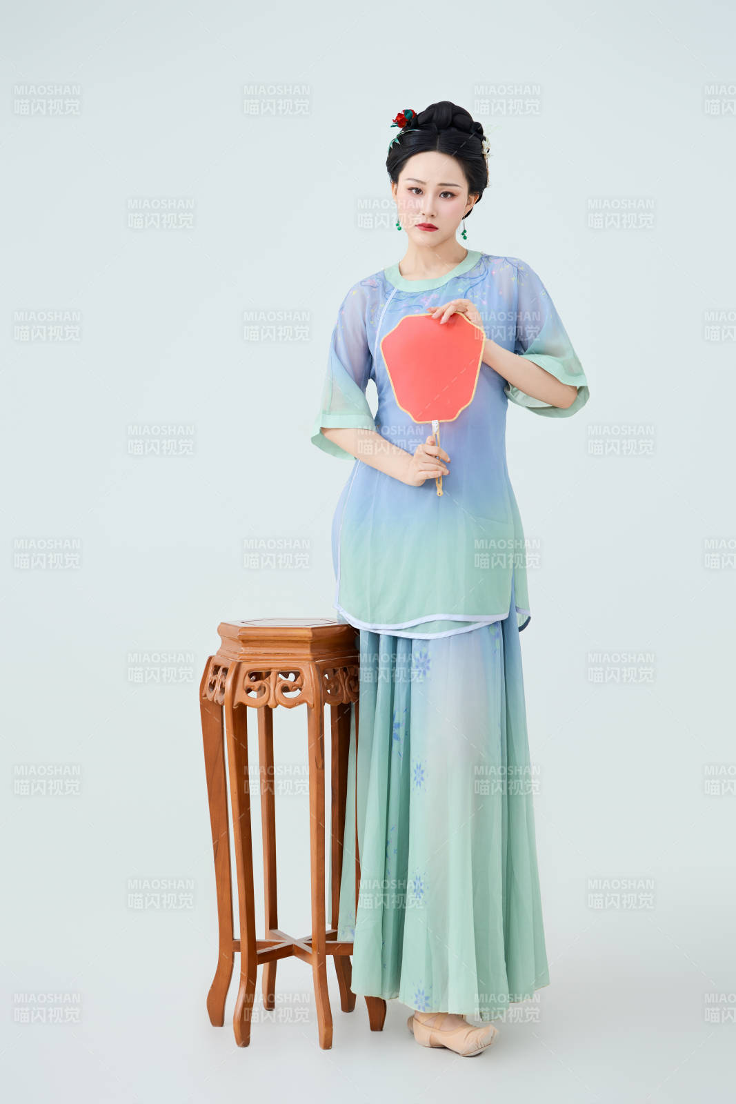 穿着中式古典服饰表演古典舞的美丽舞者图片