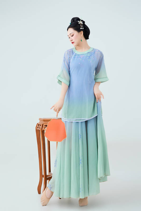 穿着中式古典服饰表演古典舞的美丽舞者图片