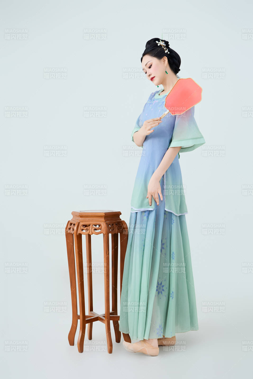 穿着中式古典服饰表演古典舞的美丽舞者图片