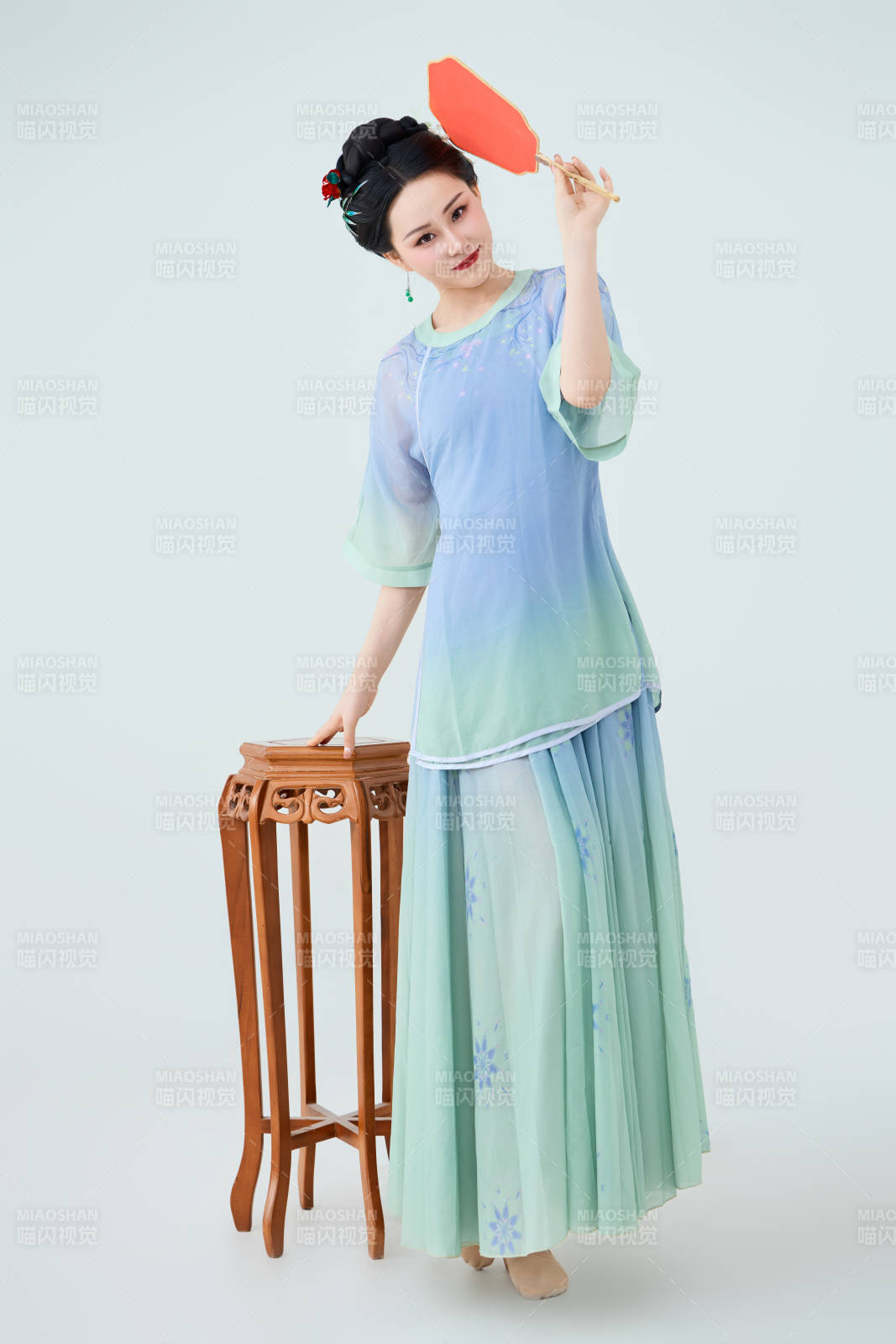 穿着中式古典服饰表演古典舞的美丽舞者图片