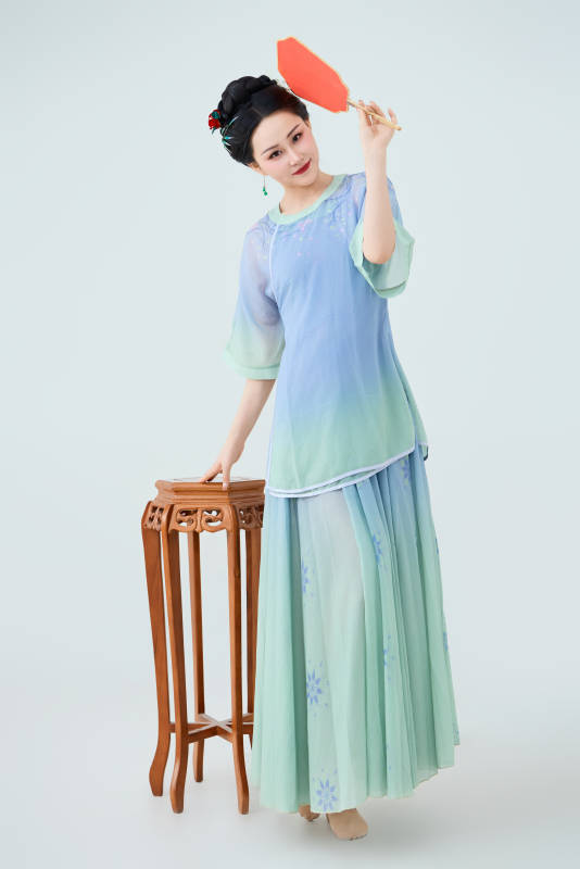 穿着中式古典服饰表演古典舞的美丽舞者图片