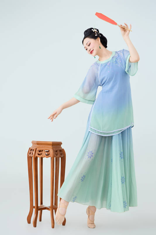 穿着中式古典服饰表演古典舞的美丽舞者图片