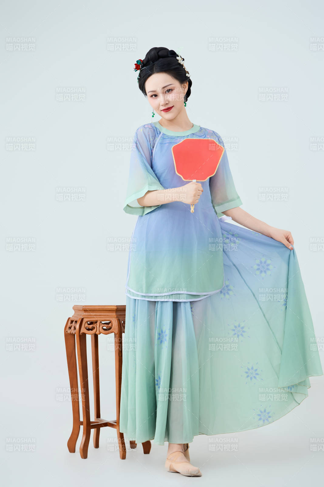 穿着中式古典服饰表演古典舞的美丽舞者图片