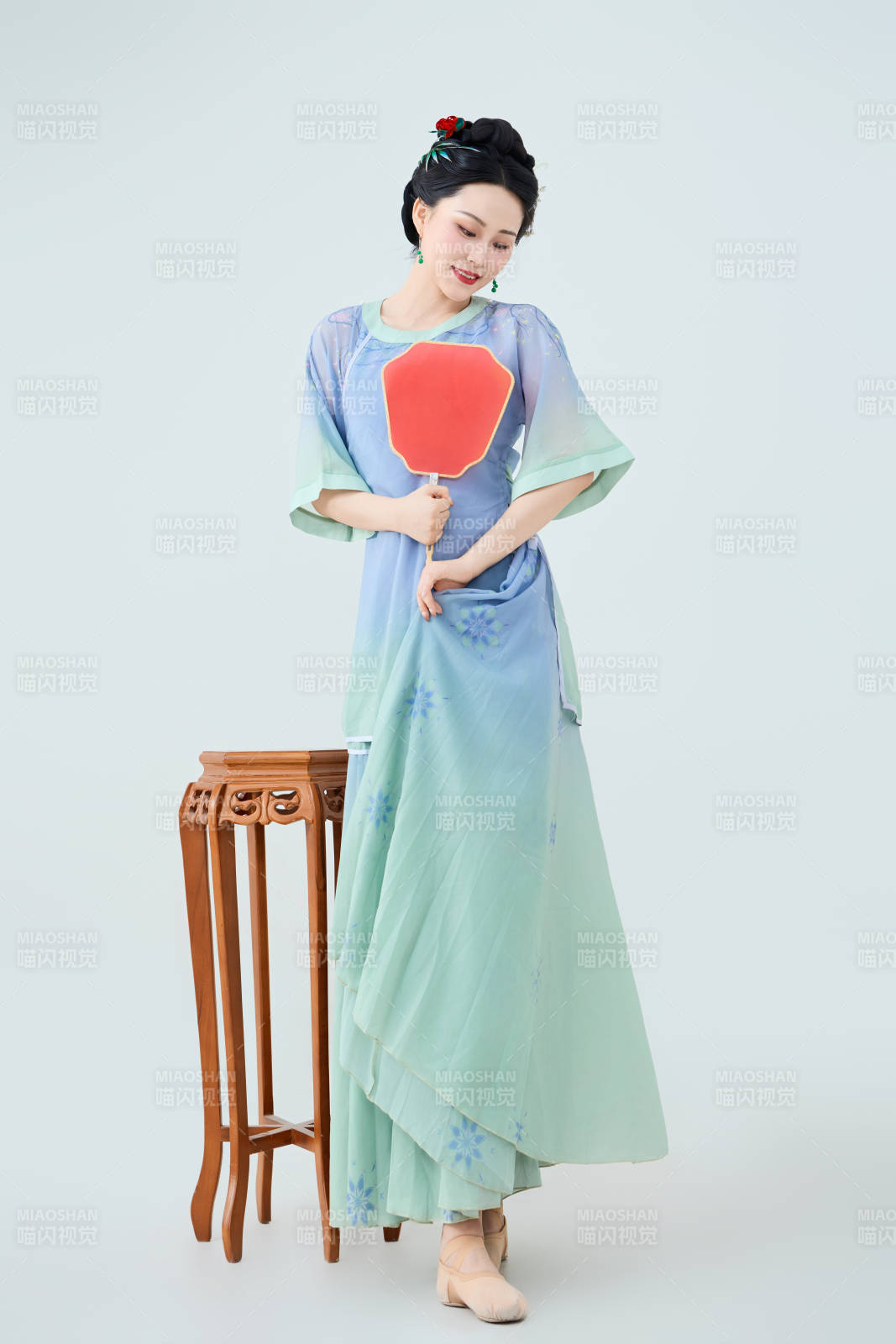 穿着中式古典服饰表演古典舞的美丽舞者图片