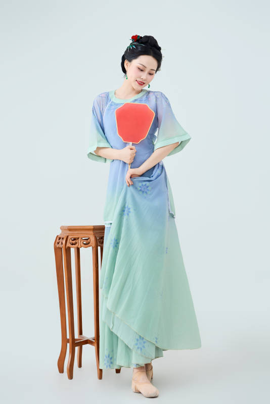 穿着中式古典服饰表演古典舞的美丽舞者图片