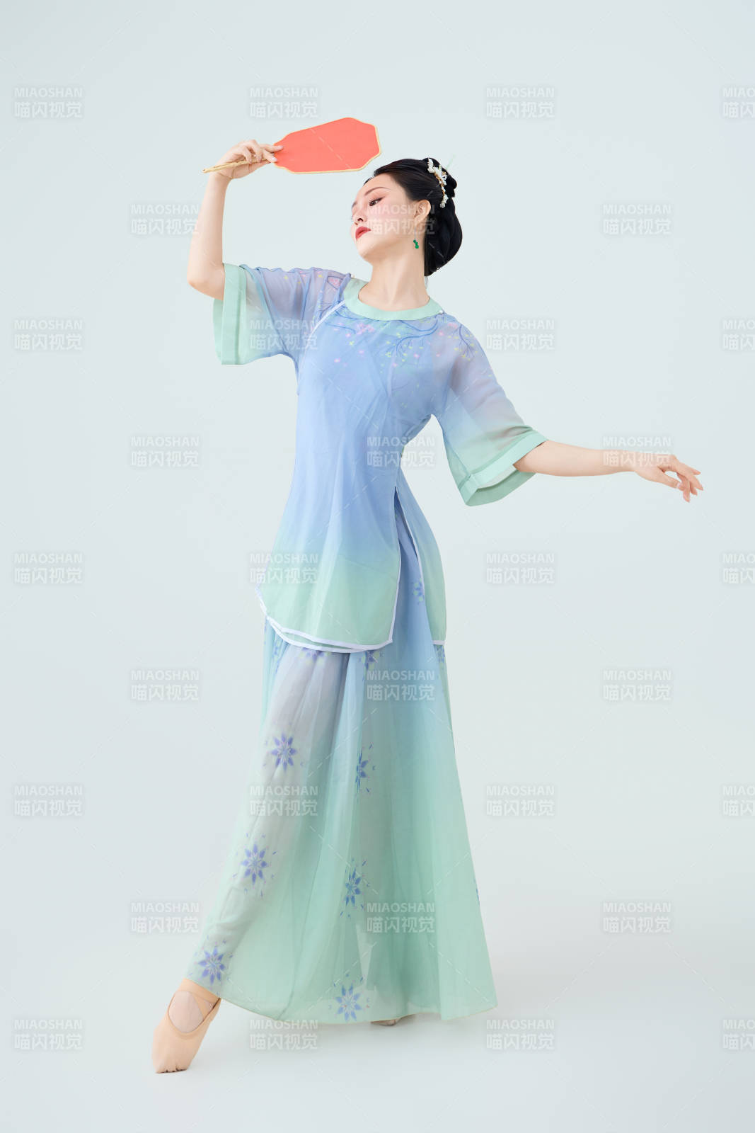 穿着中式古典服饰表演古典舞的美丽舞者图片