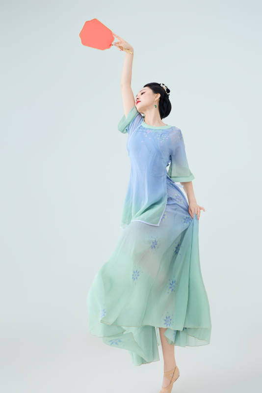 穿着中式古典服饰表演古典舞的美丽舞者图片