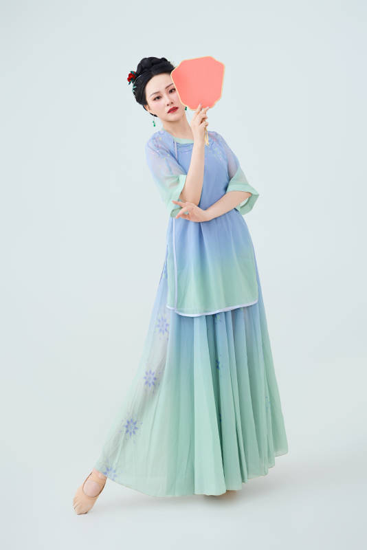 穿着中式古典服饰表演古典舞的美丽舞者图片