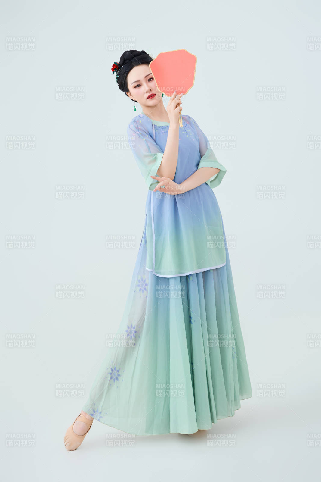 穿着中式古典服饰表演古典舞的美丽舞者图片