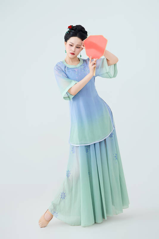 穿着中式古典服饰表演古典舞的美丽舞者图片