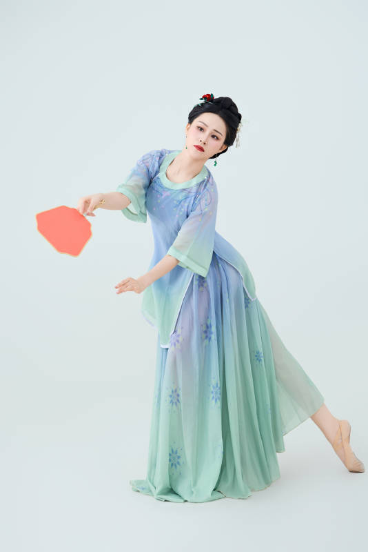 穿着中式古典服饰表演古典舞的美丽舞者图片