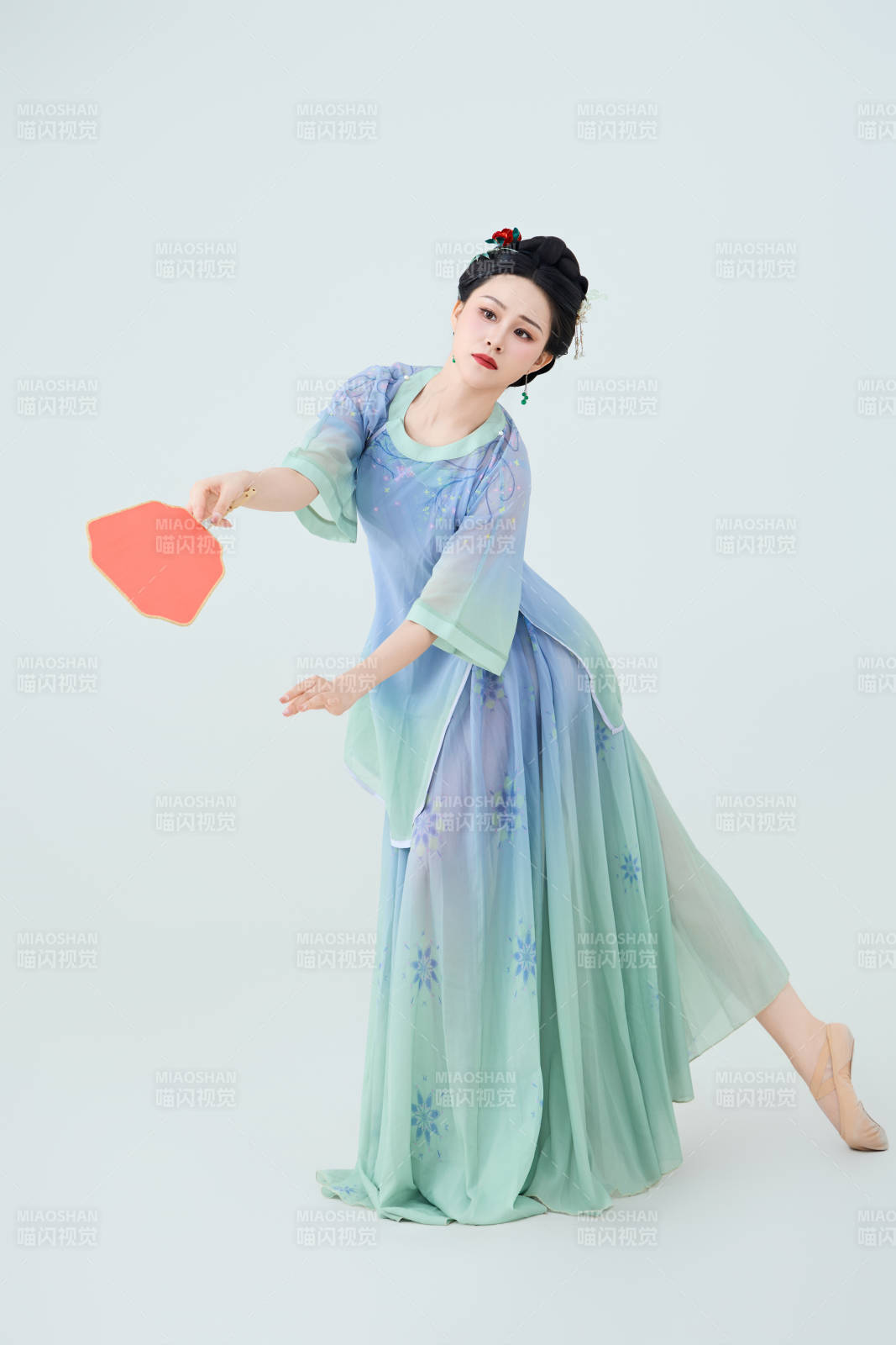 穿着中式古典服饰表演古典舞的美丽舞者图片