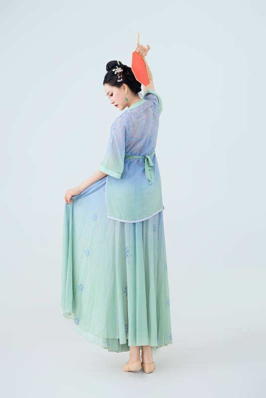 穿着中式古典服饰表演古典舞的美丽舞者图片