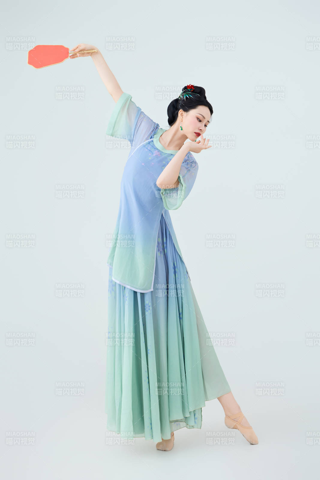 穿着中式古典服饰表演古典舞的美丽舞者图片