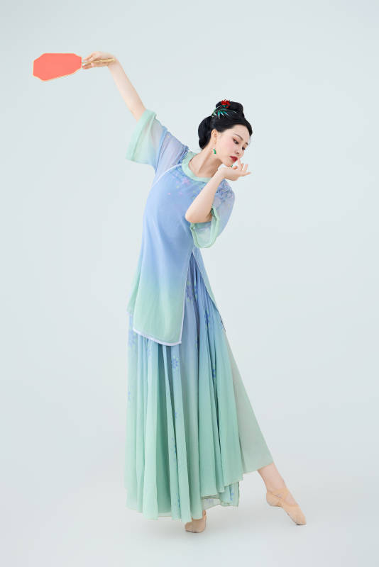 穿着中式古典服饰表演古典舞的美丽舞者图片