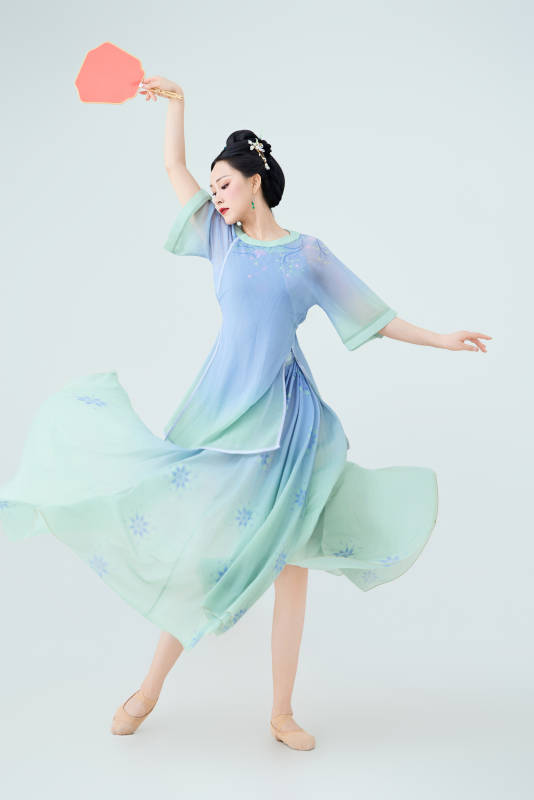 穿着中式古典服饰表演古典舞的美丽舞者图片