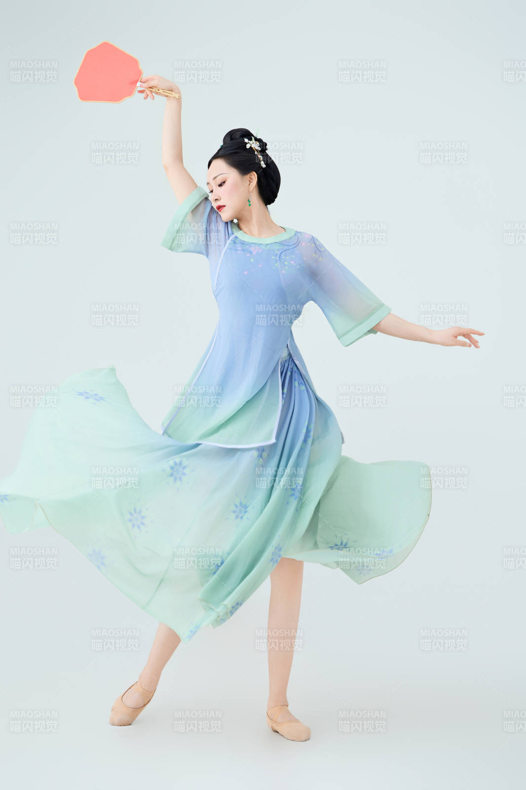 穿着中式古典服饰表演古典舞的美丽舞者图片