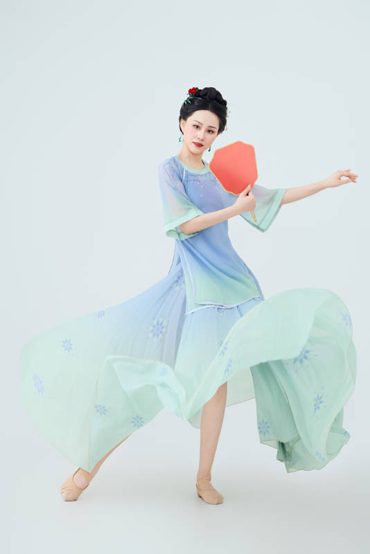 穿着中式古典服饰表演古典舞的美丽舞者图片