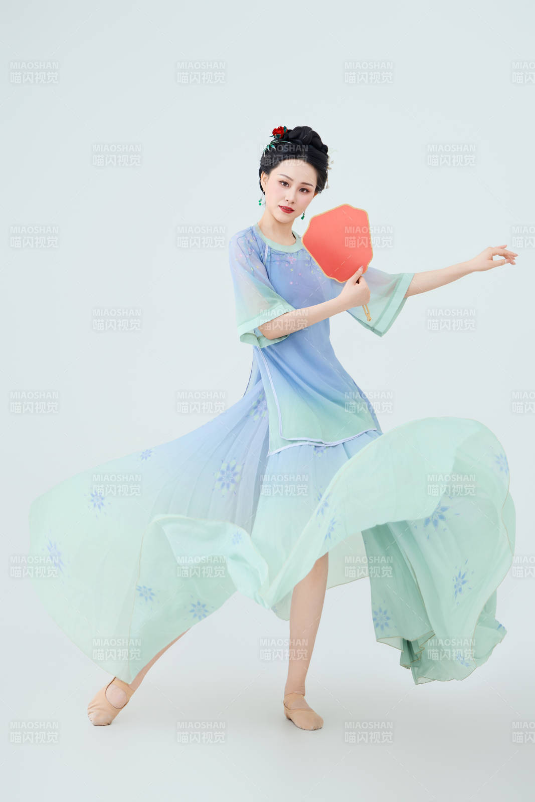 穿着中式古典服饰表演古典舞的美丽舞者图片