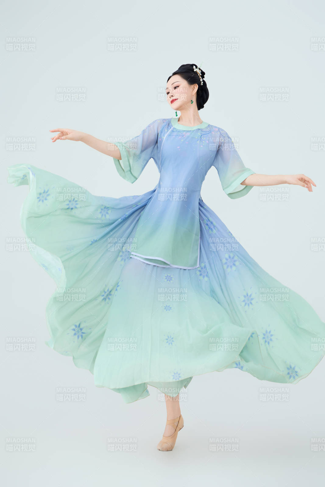 穿着中式古典服饰表演古典舞的美丽舞者图片