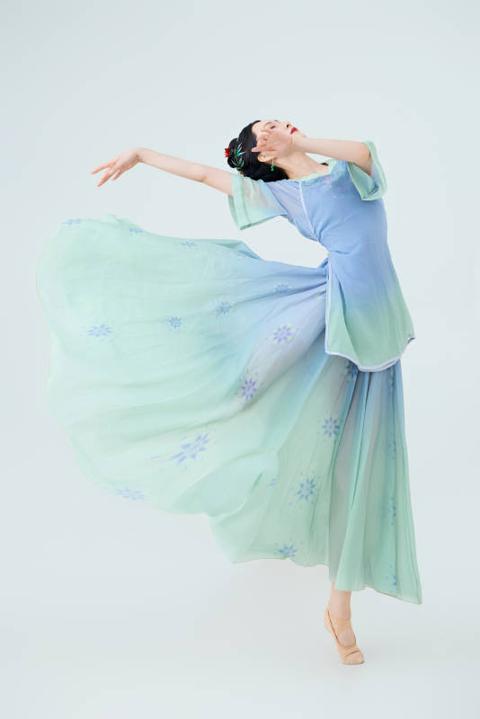 穿着中式古典服饰表演古典舞的美丽舞者图片