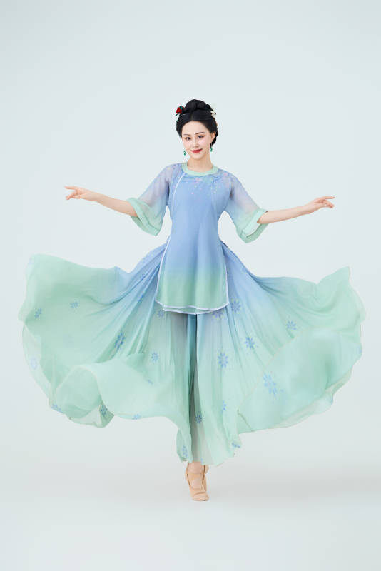 穿着中式古典服饰表演古典舞的美丽舞者图片