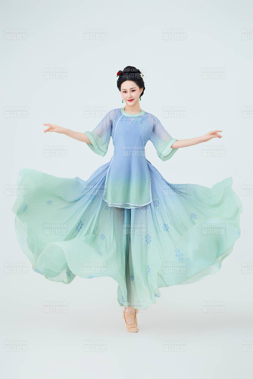 穿着中式古典服饰表演古典舞的美丽舞者图片