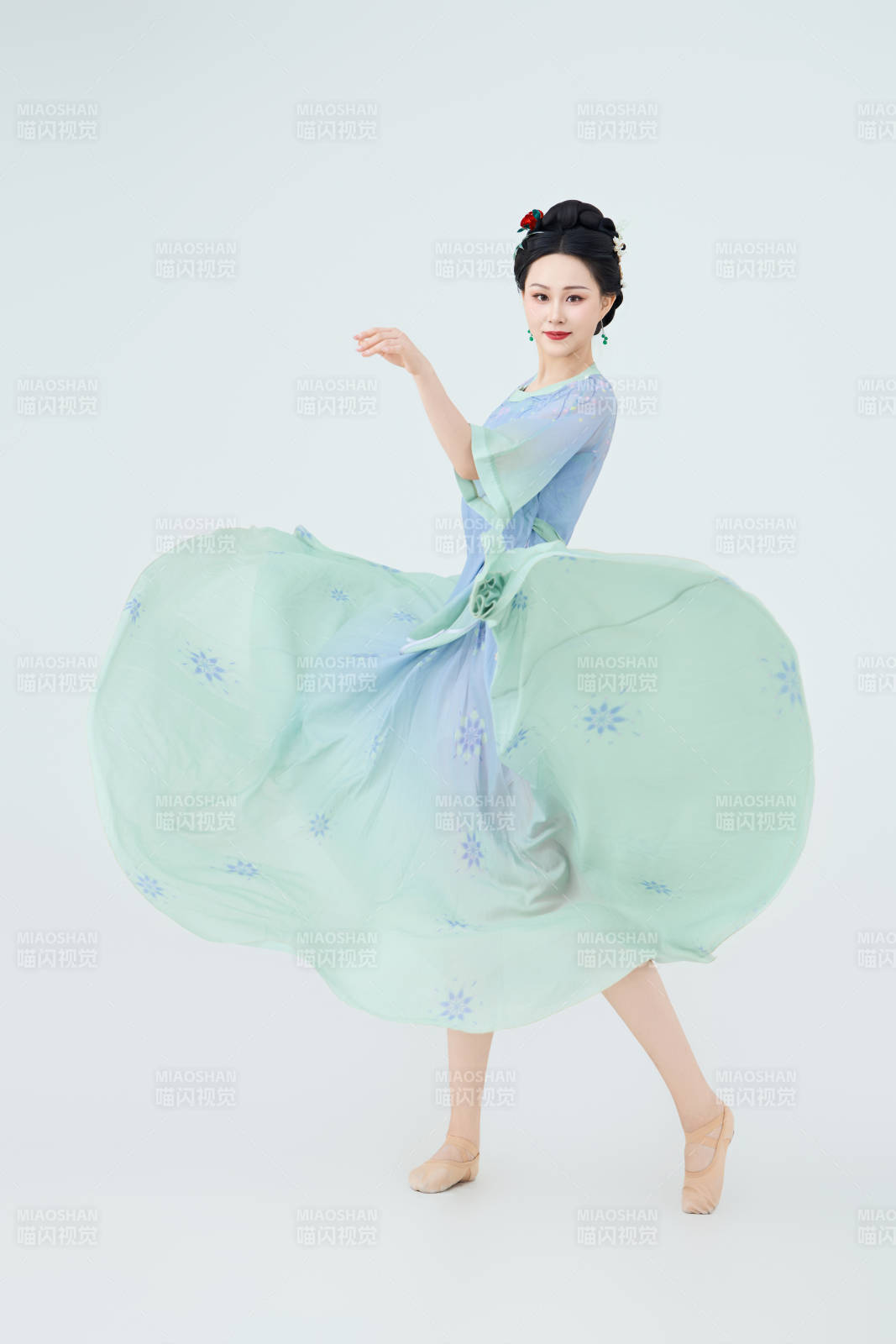 穿着中式古典服饰表演古典舞的美丽舞者图片