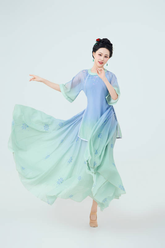 穿着中式古典服饰表演古典舞的美丽舞者图片