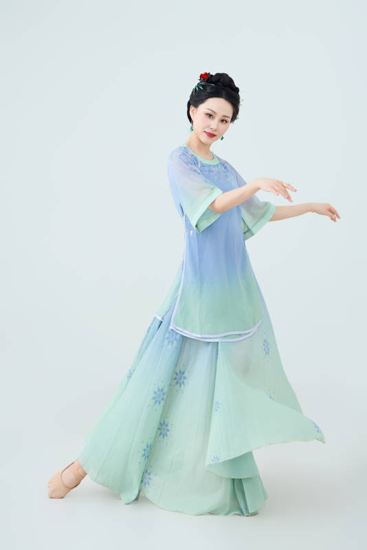 穿着中式古典服饰表演古典舞的美丽舞者图片