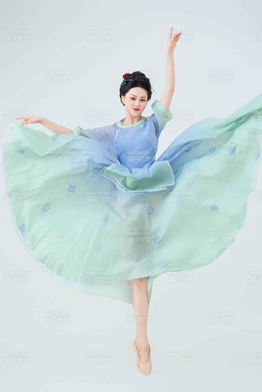 穿着中式古典服饰表演古典舞的美丽舞者图片