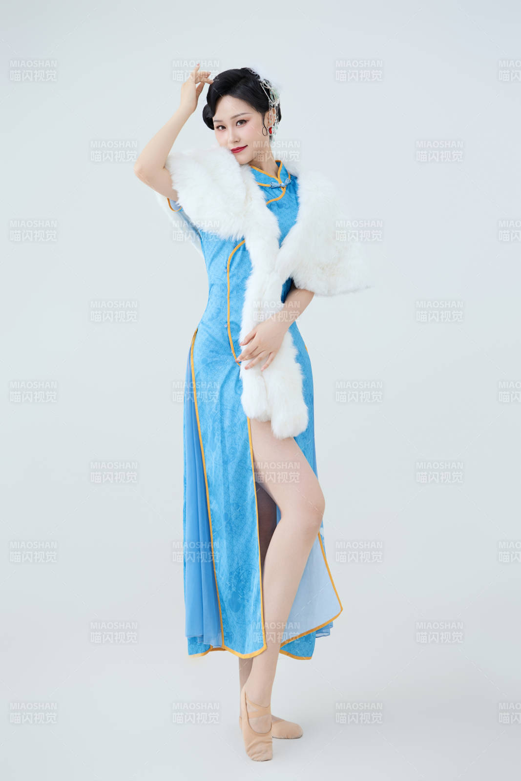 穿着中国中式旗袍表演舞蹈的美丽舞者图片