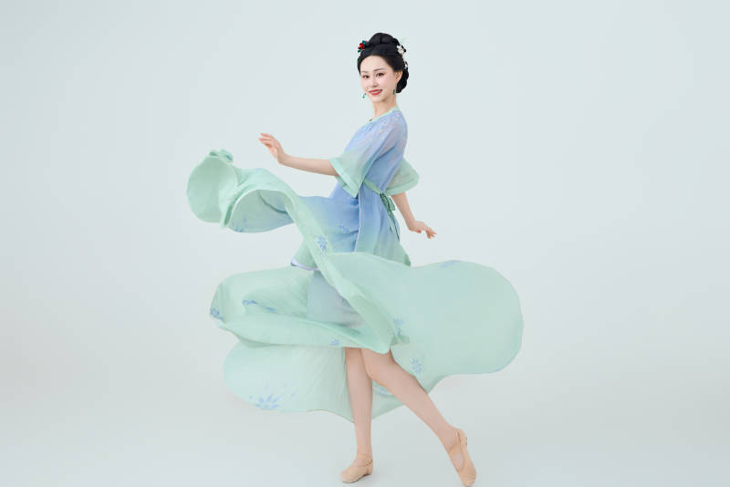 穿着中式古典服饰表演古典舞的美丽舞者图片