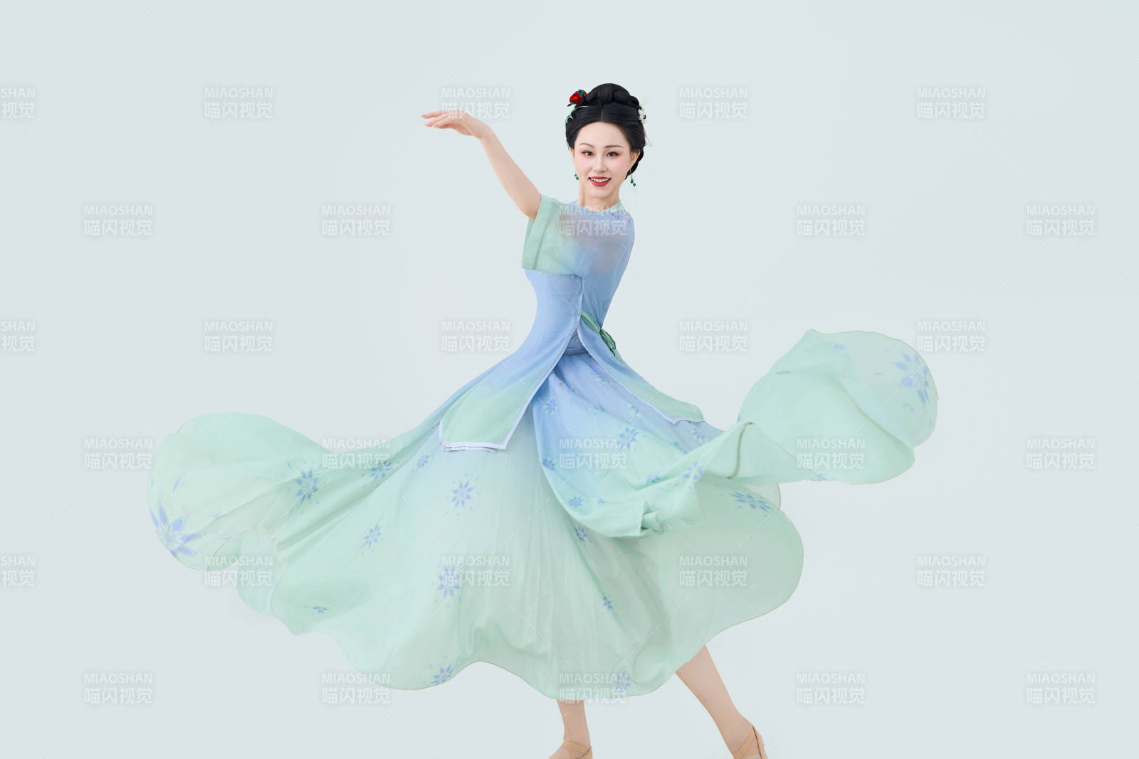 穿着中式古典服饰表演古典舞的美丽舞者图片