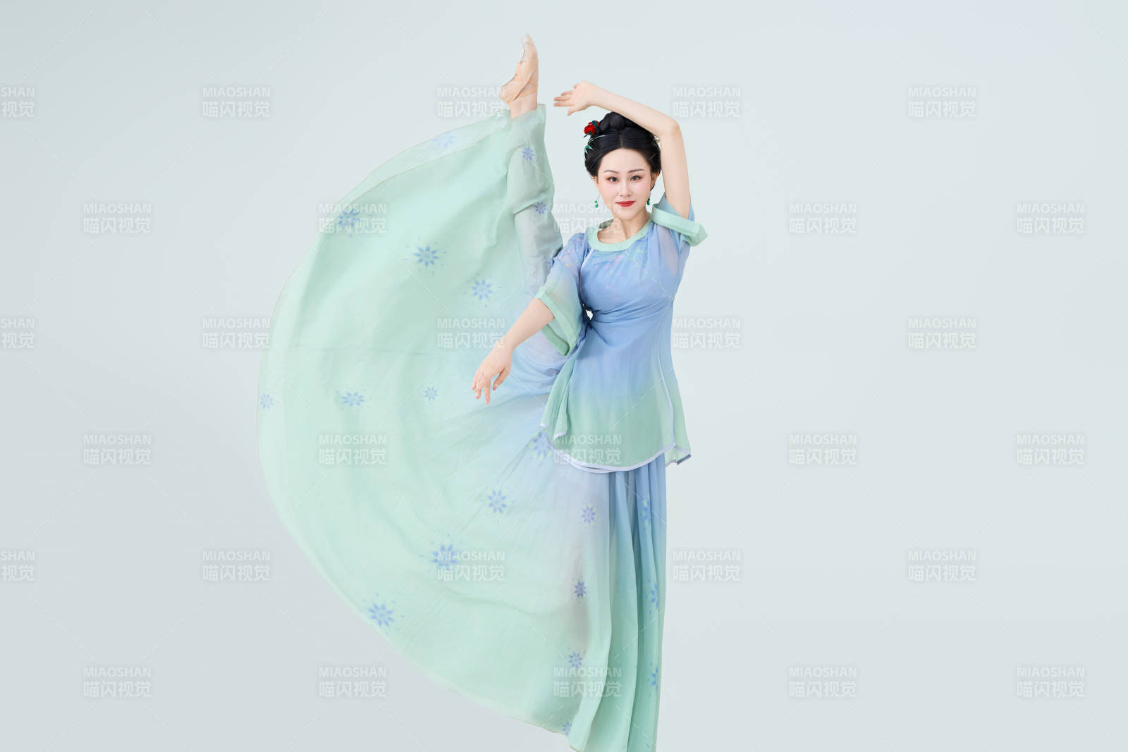 穿着中式古典服饰表演古典舞的美丽舞者图片