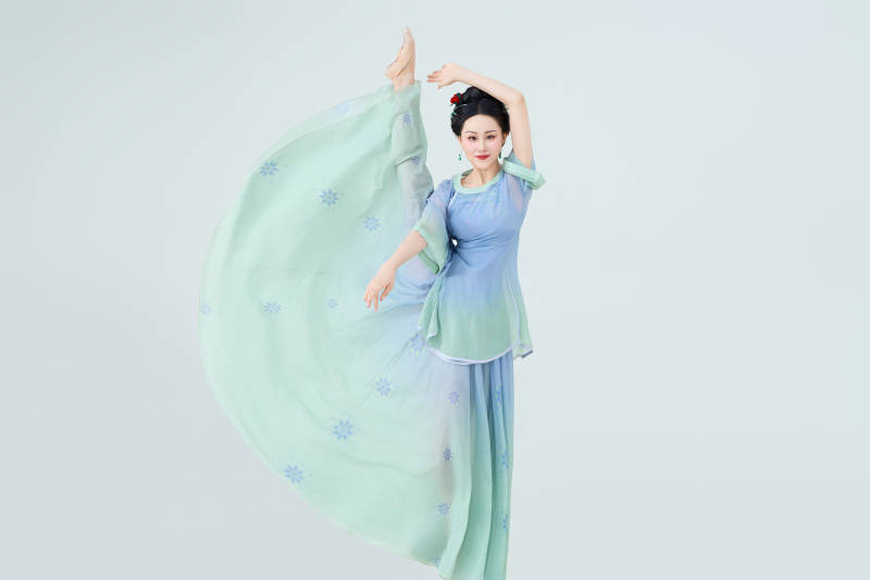 穿着中式古典服饰表演古典舞的美丽舞者图片