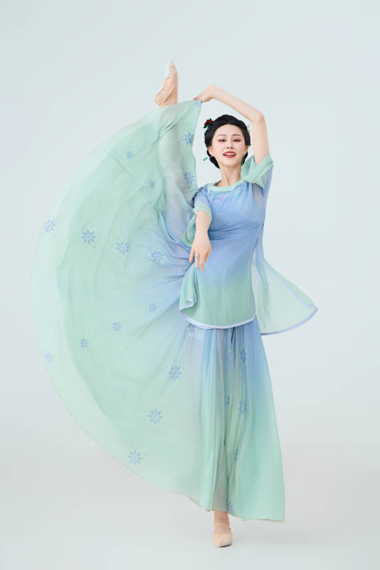 穿着中式古典服饰表演古典舞的美丽舞者图片