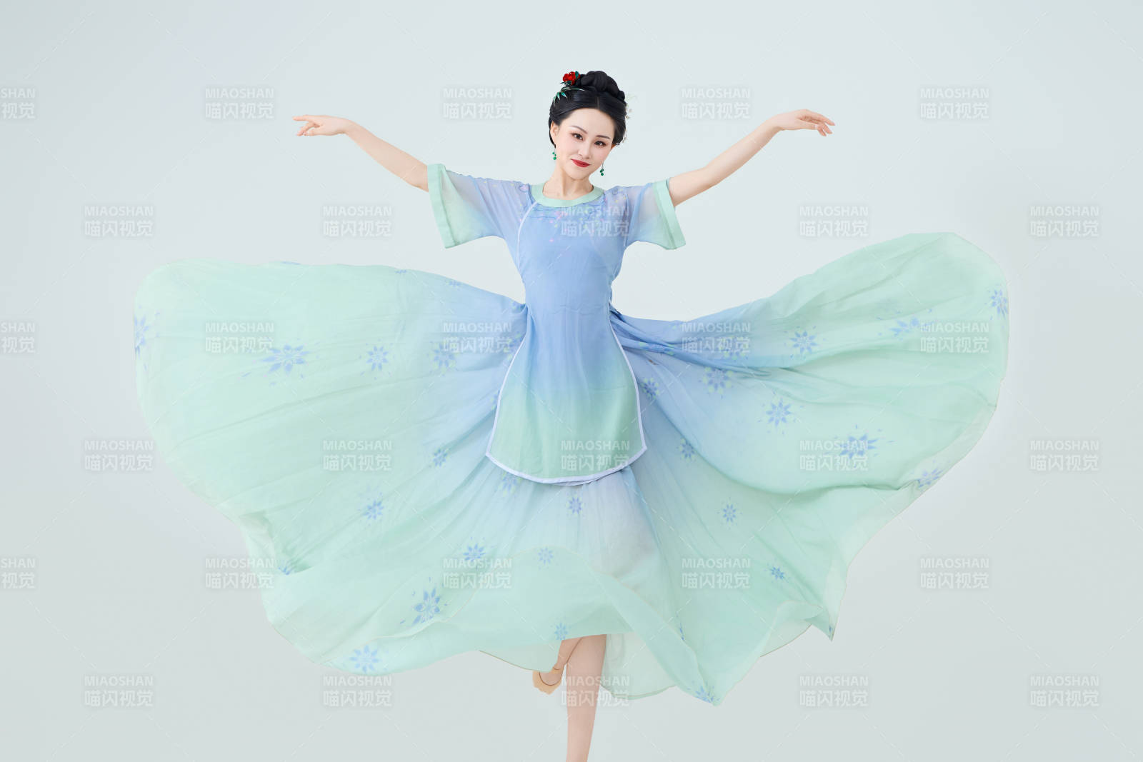 穿着中式古典服饰表演古典舞的美丽舞者图片