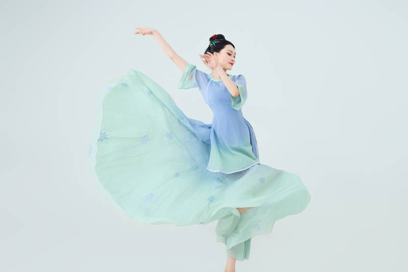 穿着中式古典服饰表演古典舞的美丽舞者图片