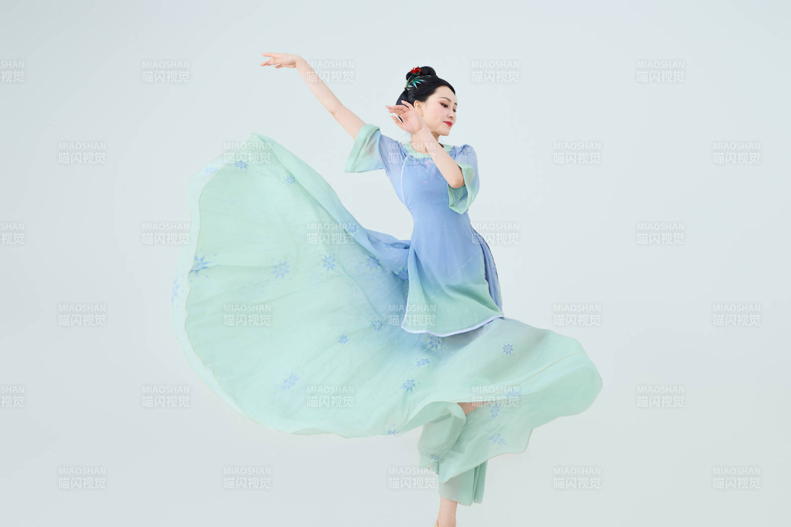 穿着中式古典服饰表演古典舞的美丽舞者图片