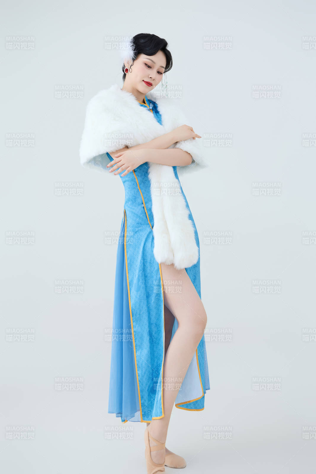 穿着中国中式旗袍表演舞蹈的美丽舞者图片