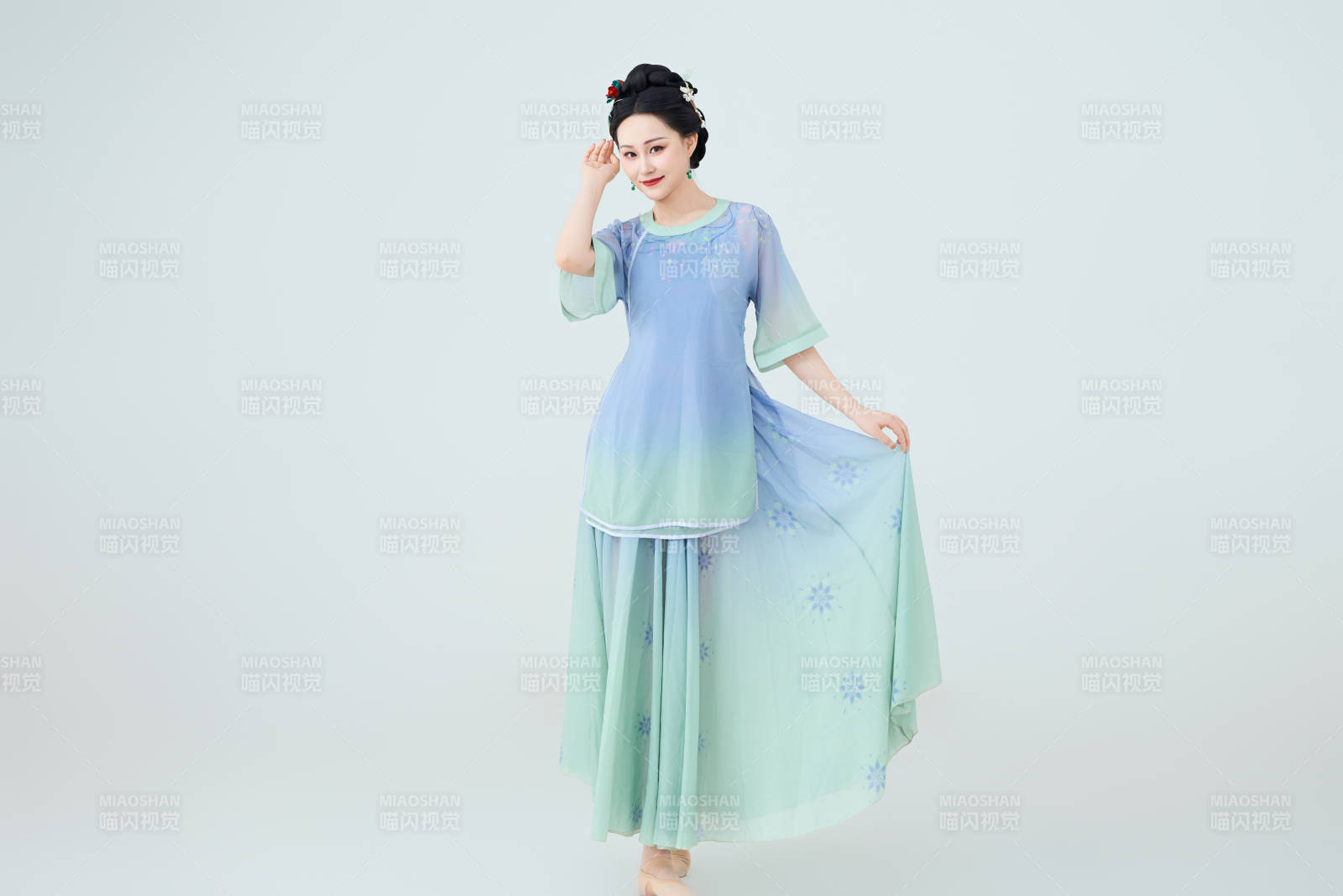 穿着中式古典服饰表演古典舞的美丽舞者图片