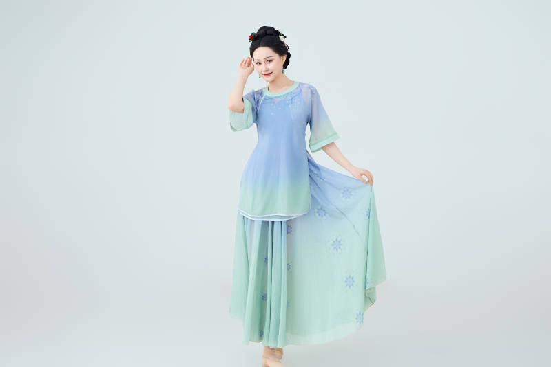 穿着中式古典服饰表演古典舞的美丽舞者图片