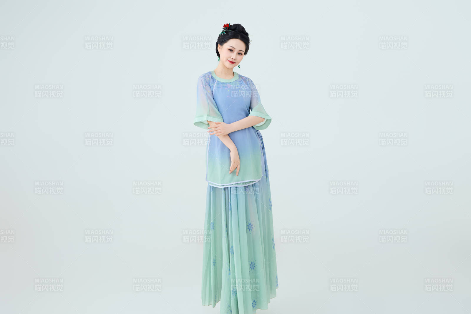 穿着中式古典服饰表演古典舞的美丽舞者图片