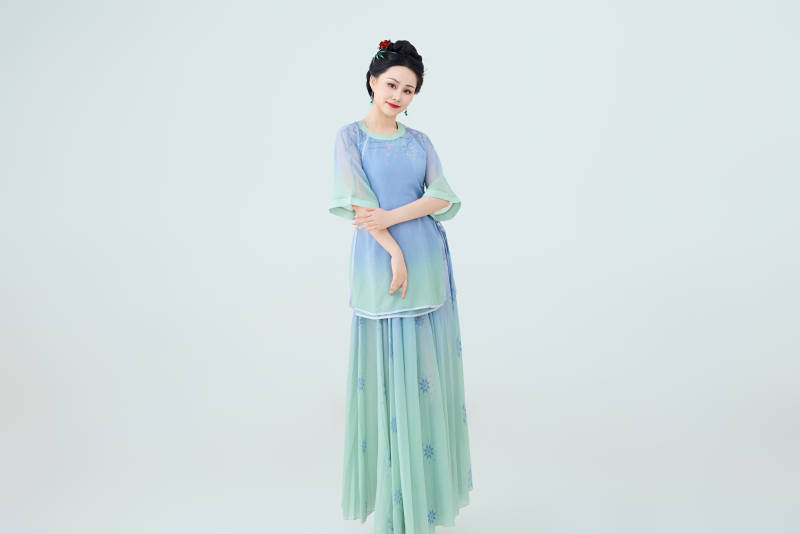 穿着中式古典服饰表演古典舞的美丽舞者图片